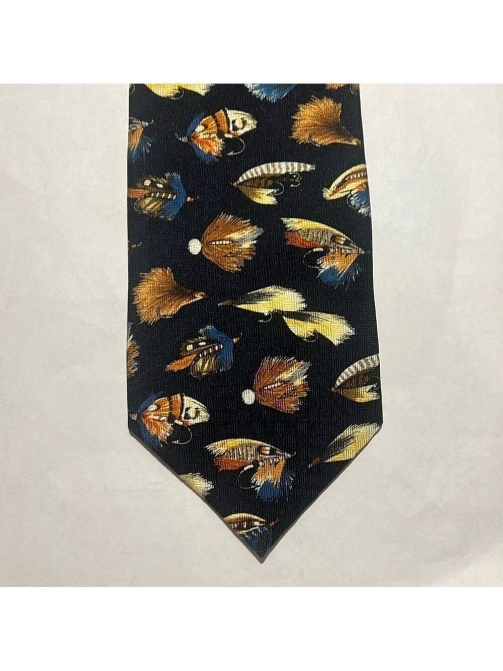 Field & Stream men’s tie, fishing, lures. Good condition.